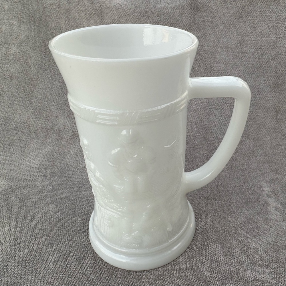 Fenton Opaque White Milk Glass (1) One Mug Tankard Bar Scene Vintage Handle EUC